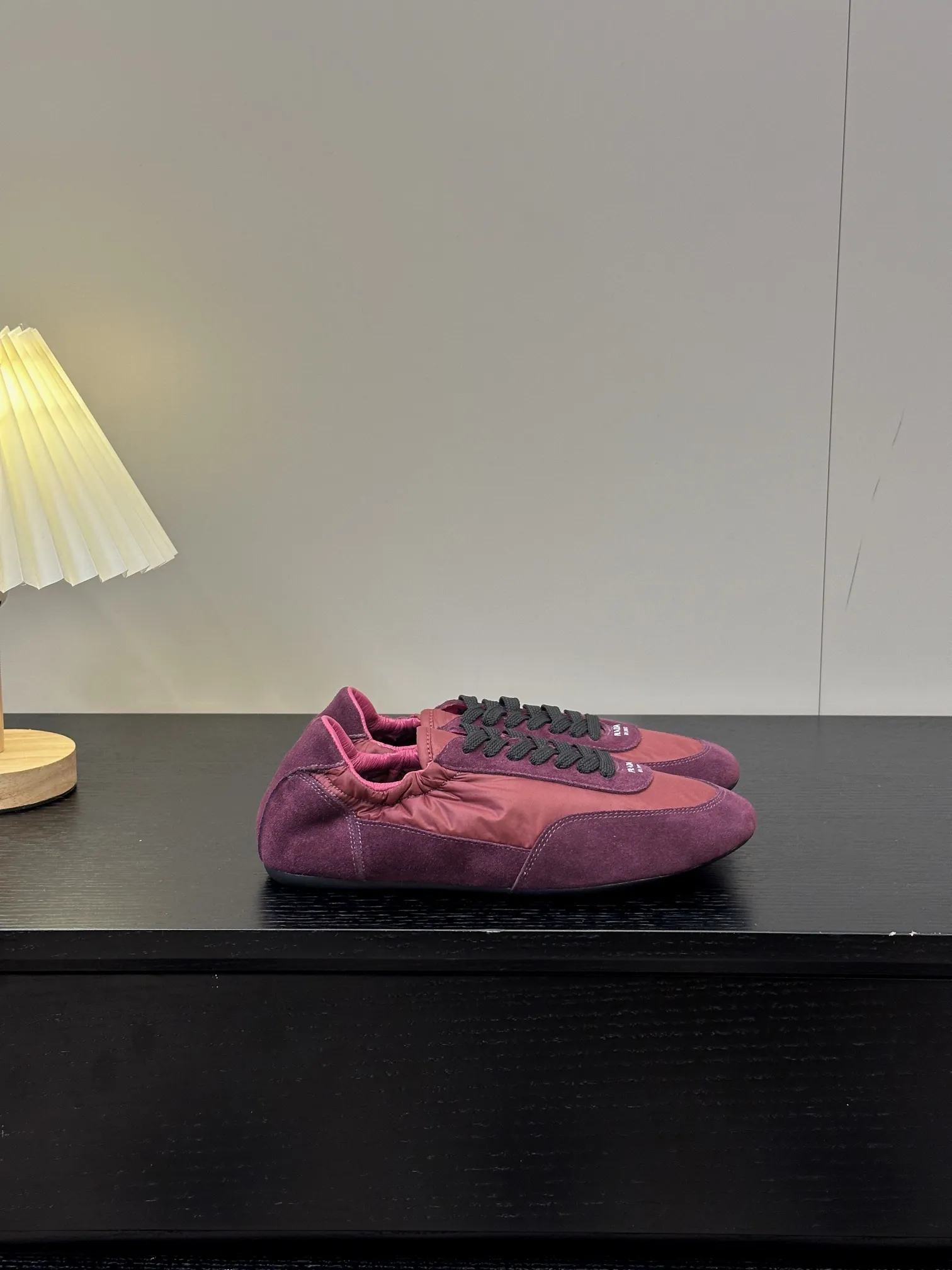 👟👟Ex-factory price 420👟👟 💠𝐏𝐑𝐀𝐃𝐀#Prada catwalk style lightweight thin-soled new moral training shoes casual shoes💠 outsole molded TPU❣️not made of rubber! The suede upper is textured, and the inner sheepskin is wrapped, which is soft and waxy. The insole is thickened with lambskin, which is extremely comfortable to step on, has a sense of support, and feels well wrapped. The shoe shape is full of wrapping, light, easy to wear, and practical. It is a casual shoe that makes you taller and longer legs! White is clean and refreshing, needed all year round, and can be easily worn with skirts and trousers. Upper: imported suede/original molded fabric. Lining: sheepskin. Outsole: TPU outsole! Different from cheap rubber soles on the market! Code number: 35-40 (40 customized)